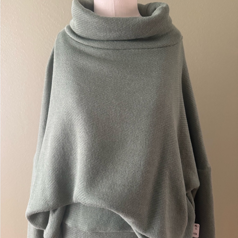 Free people Women's Green Turtleneck Sweater and skirt set